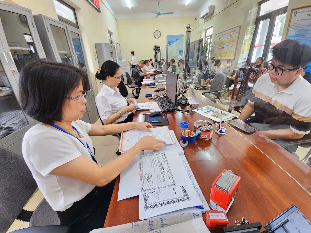 Bộ Chính trị chốt biên chế năm 2026, yêu cầu giữ nghiêm kỷ luật tinh giản bộ máy. Ảnh: TTXVN.