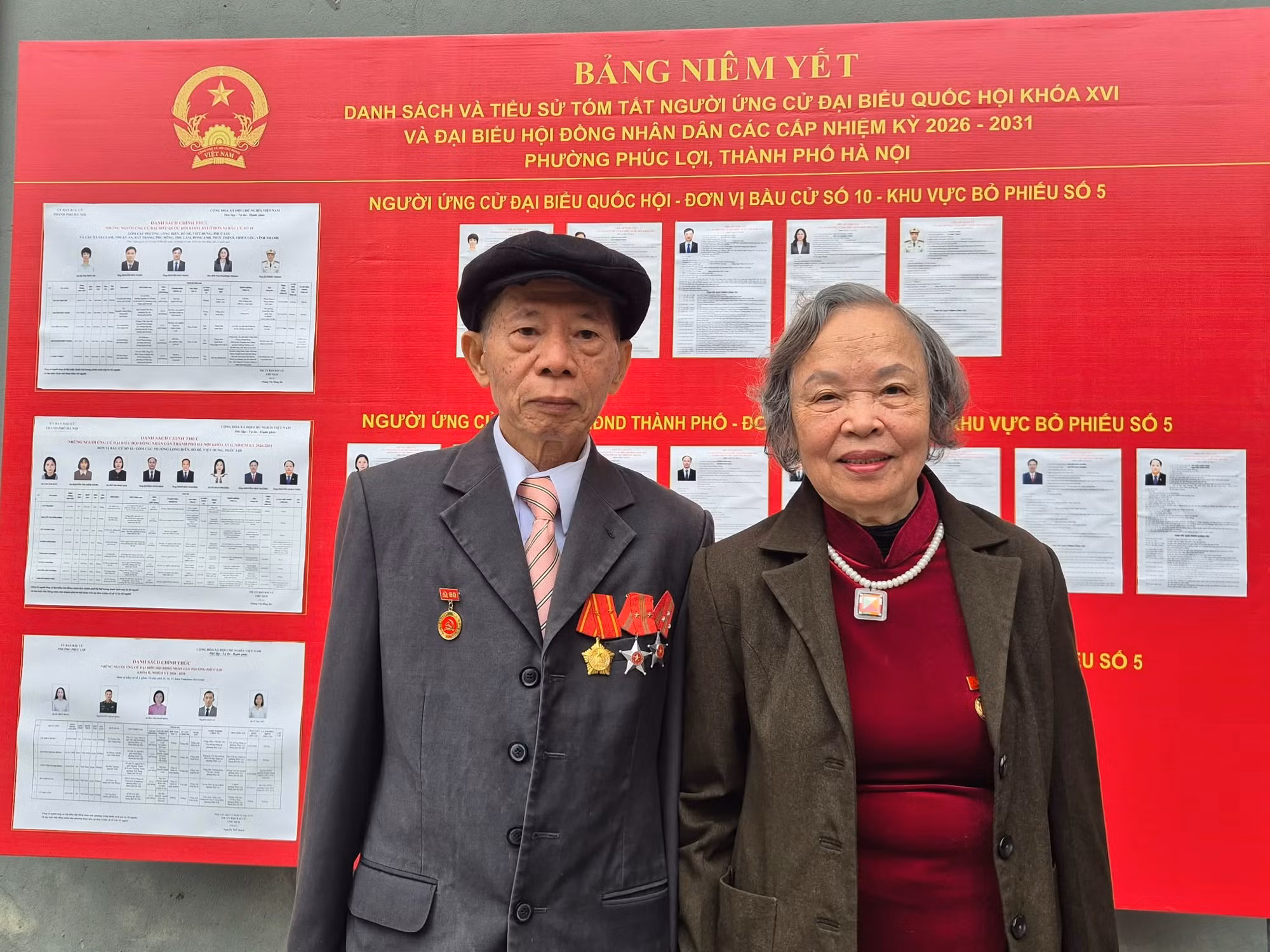 Ông Trần Kim Đậu cùng vợ mình là bà Nguyễn Thị Oanh (80 tuổi) là khách mời đến dự buổi khai mạc bầu cử tại điểm bỏ phiếu số 5, phường Phúc Lợi, TP Hà Nội, từ lúc 6h sáng. Ảnh: V.L.