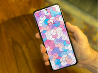 Đánh giá Samsung Galaxy Z Flip 5: Màn hình ngoài tạo nên điểm khác biệt ảnh 2 Z Flip 5 nhỉnh hơn đôi chút so với người tiền nhiệm (Ảnh: Gizmodo)