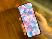 Đánh giá Samsung Galaxy Z Flip 5: Màn hình ngoài tạo nên điểm khác biệt ảnh 2 Z Flip 5 nhỉnh hơn đôi chút so với người tiền nhiệm (Ảnh: Gizmodo)