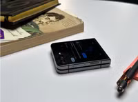 Đánh giá Samsung Galaxy Z Flip 5: Màn hình ngoài tạo nên điểm khác biệt ảnh 1 Những tính năng bổ sung trên màn hình ngoài (Ảnh: Gizmodo)