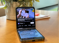 Đánh giá Samsung Galaxy Z Flip 5: Màn hình ngoài tạo nên điểm khác biệt ảnh 3 Những tính năng đặc biệt trên Galaxy Z Flip 5 (Ảnh: Gizmodo)