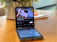 Đánh giá Samsung Galaxy Z Flip 5: Màn hình ngoài tạo nên điểm khác biệt ảnh 3 Những tính năng đặc biệt trên Galaxy Z Flip 5 (Ảnh: Gizmodo)