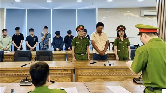 Công an TP Đà Nẵng tống đạt quyết định khởi tố đối với các bị can. Ảnh Công an Đà Nẵng.