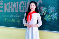 Bảo Vy bên cạnh học trò của mình tại Trường Tiểu học Quỳnh Lập A. Ảnh: NVCC.