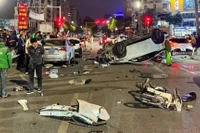 Mất lái sau va chạm, Lexus lật giữa phố Hà Nội