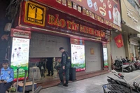Cảnh sát cơ động xuất hiện tại cửa hàng vàng Bảo Tín Minh Châu