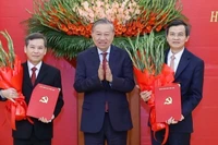 Tổng bí thư Tô Lâm trao Quyết định của Bộ Chính trị cho ông Lê Minh Trí (bên trái) và Đoàn Minh Huấn (bên phải). Ảnh: TTXVN.