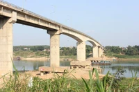 Thủ tướng yêu cầu làm cầu phao qua sông Lô trong 2 ngày