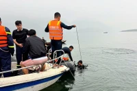 Tìm thấy 1 trong 6 người mất tích trong vụ lật tàu trên hồ Thác Bà