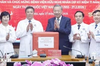 Tổng bí thư Tô Lâm tặng quà cho cán bộ, bác sĩ, nhân viên y tế Bệnh viện Hữu nghị. Ảnh: TTXVN.