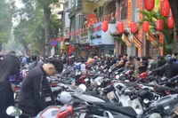 Hàng trăm người xếp hàng dài cả trăm mét kéo dài từ phố Trần Xuân Soạn tới phố Lò Đúc, chờ hàng tiếng đồng hồ để mua được nem về ăn tết.