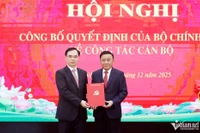 Thường trực Ban Bí thư Trần Cẩm Tú trao quyết định cho ông Dương Trung Ý. Ảnh: Vietnamnet.