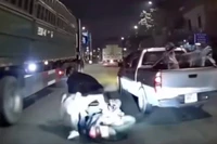 Bị ô tô bán tải tạt đầu, tài xế xe máy chở phụ nữ và trẻ em ngã sát xe đầu kéo