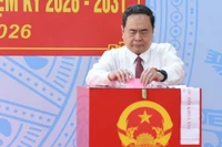 Chủ tịch Quốc hội Trần Thanh Mẫn, Chủ tịch Hội đồng Bầu cử quốc gia, bỏ phiếu tại Khu vực bỏ phiếu số 14 (xã Hóc Môn, TP.HCM). Bí thư Thành ủy TP.HCM Trần Lưu Quang cũng tham gia bỏ phiếu tại đây. Ảnh: VGP.