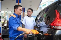 Bộ Chính trị giao Ban Thường vụ Đảng ủy Chính phủ chỉ đạo các cơ quan bám sát, dự báo tình hình, diễn biến cung cầu và giá cả xăng dầu thế giới để chủ động, xây dựng kịch bản ứng phó hiệu quả. Ảnh minh họa. 