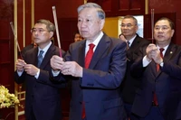 Tổng bí thư Tô Lâm dâng hương tưởng nhớ, tri ân các bậc tiên đế có công với đất nước tại Khu Di tích Hoàng Thành Thăng Long - Hà Nội. Ảnh: TTXVN.