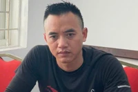 Tạm giữ tài xế ô tô bán tải tạt đầu xe máy chở phụ nữ và trẻ nhỏ, suýt gây tai nạn nghiêm trọng