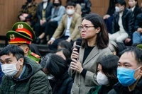 Cựu cục trưởng An toàn thực phẩm bật khóc khi bị tòa tuyên án