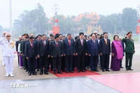 Lãnh đạo Đảng, Nhà nước vào Lăng viếng Chủ tịch Hồ Chí Minh. Ảnh: TTXVN.