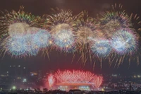 Pháo hoa nghệ thuật rực sáng bầu trời thủ đô