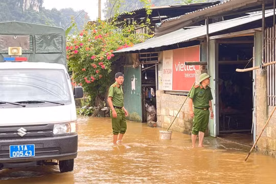 Công an cơ sở tại Cao Bằng chủ động ứng phó mưa lũ, sát cánh cùng nhân dân vượt qua thiên tai
