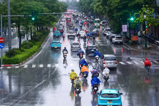 Bắc Bộ và Thanh Hóa hứng mưa dông mạnh, cảnh báo lốc sét, mưa đá và gió giật nguy hiểm