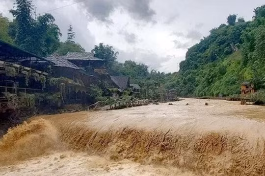 Báo động khẩn nguy cơ lũ quét, sạt lở và sụt lún đất do mưa lũ ở 5 tỉnh Bắc Bộ và Trung Bộ