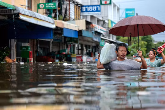 Bangkok oằn mình trong “biển nước”, người dân kể lại những giờ vật lộn giữa mưa ngập