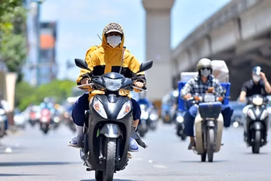Miền Trung tiếp tục nắng nóng gay gắt, nhiệt độ có nơi vượt 37 độ C