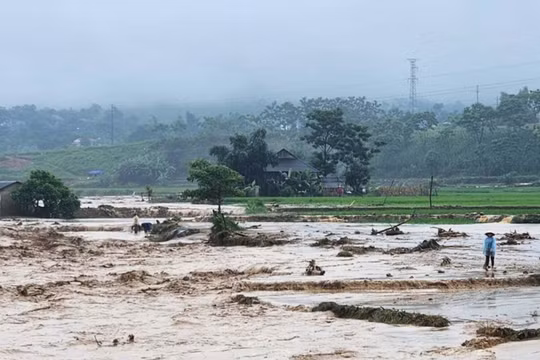 Mưa lớn phủ khắp Bắc Bộ, nguy cơ lũ quét và sạt lở đất lên mức báo động