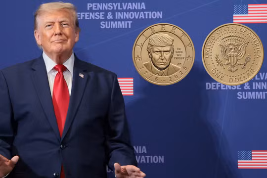 Mỹ bắt đầu đúc đồng xu 1 USD có hình Tổng thống Trump kỷ niệm 250 năm ngày quốc khánh