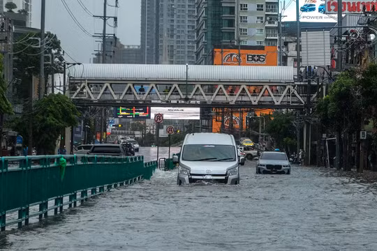 Bangkok chìm sâu trong nước lũ, chính quyền kích hoạt báo động thiên tai