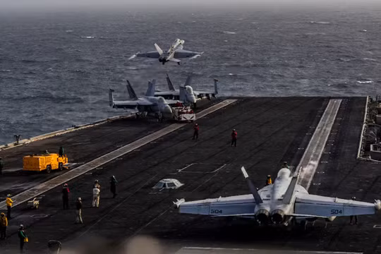 Ông Trump bác bỏ những lo ngại về thương vong của thủy thủ Mỹ trên tàu USS Abraham Lincoln