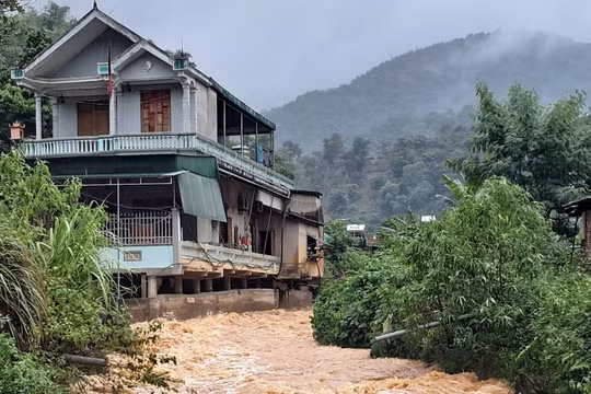 Cảnh báo nguy cơ lũ quét, sạt lở đất tại Quảng Ninh và Thanh Hóa do mưa lớn