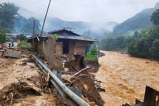 Cảnh báo nguy cơ lũ quét và sạt lở đất nguy hiểm đe dọa 5 tỉnh, thành miền Trung do mưa lớn