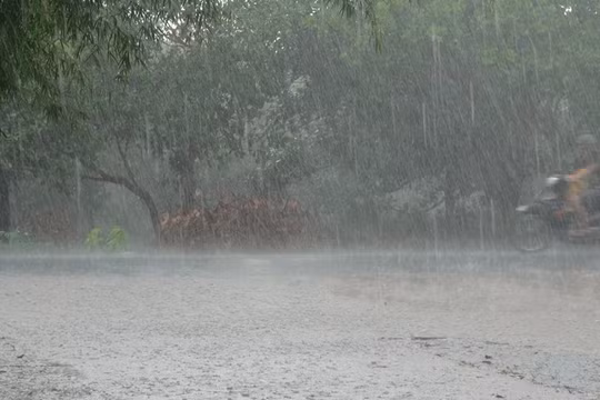 Cảnh báo mưa dông kèm lốc sét, mưa đá, gió giật mạnh ở khu vực Trung Bộ và Nam Bộ