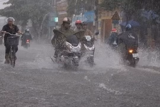 Mưa lớn “sầm sập” trút xuống Bắc Bộ và Trung Bộ, có nơi mưa vượt ngưỡng 500mm
