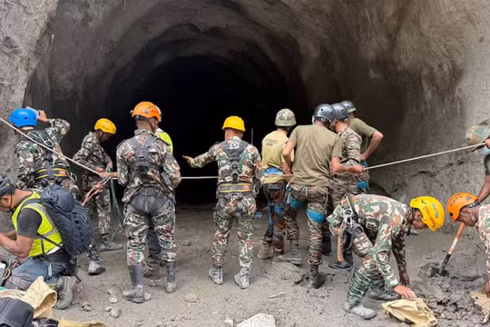 Lũ quét tại Nepal: Cứu hộ chạy đua với thời gian, dồn lực tìm kiếm công nhân mắc kẹt dưới đường hầm