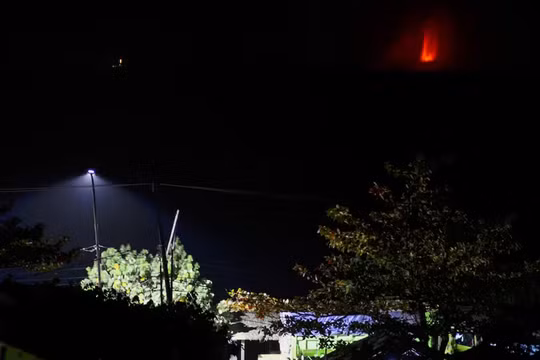 Núi lửa Anak Krakatau ở Indonesia phun trào dữ dội, loạt trường học, sân bay phải tạm dừng hoạt động