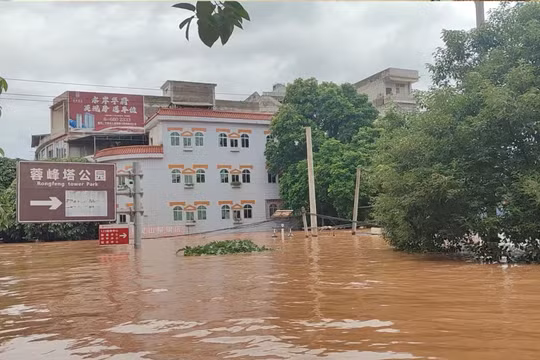 Trung Quốc đối mặt “bão chồng bão” kéo theo mưa lớn gây nguy cơ lũ lụt nghiêm trọng