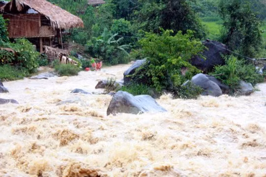 Mưa lớn tiếp diễn, cảnh báo lũ quét, sạt lở và sụt lún đất ở Tuyên Quang, Nghệ An và Hà Tĩnh