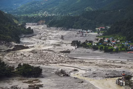 Trung Quốc chạy đua với thời gian, khôi phục tuyến đường huyết mạch đến Nepal sau thảm họa lũ quét