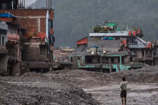 Nepal chạy đua giải cứu hàng trăm người mắc kẹt trong đường hầm thủy điện sau trận lũ “tử thần”