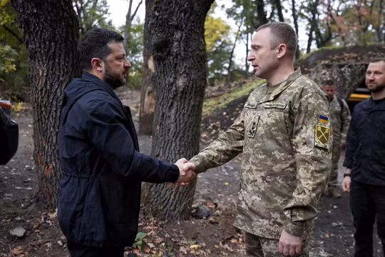 Tổng thống Zelensky thị sát sở chỉ huy quân sự ở “chảo lửa” Donetsk, hé lộ bước tiến mới của Ukraine