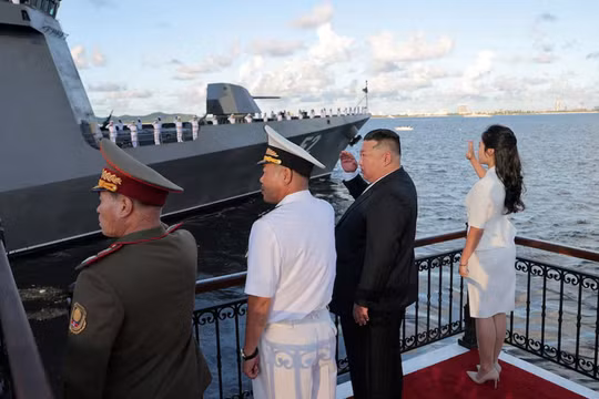 Triều Tiên biên chế tàu khu trục 5.000 tấn, Chủ tịch Kim Jong-un tuyên bố “hạt nhân hóa hải quân”