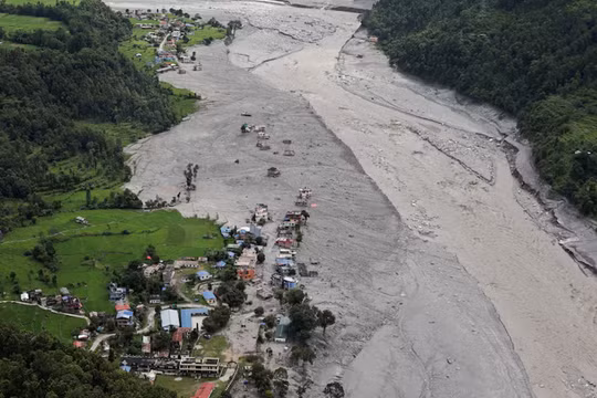 Thung lũng ở Nepal hóa “vùng đất chết” sau thảm họa lũ quét, hàng trăm công nhân vẫn mắc kẹt