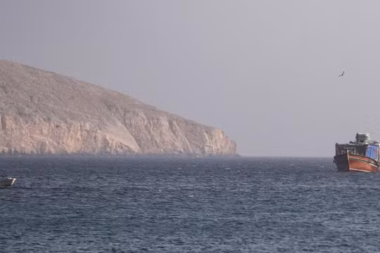 "Bóng đen" xung đột Mỹ - Iran bao trùm Hormuz, lượng tàu đi qua eo biển chiến lược giảm mạnh