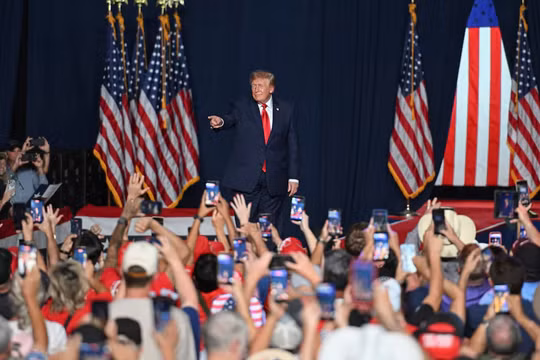 Ông Trump mở chiến dịch vận động tại 2 bang then chốt, đảng Cộng hòa chịu sức ép trước giờ G