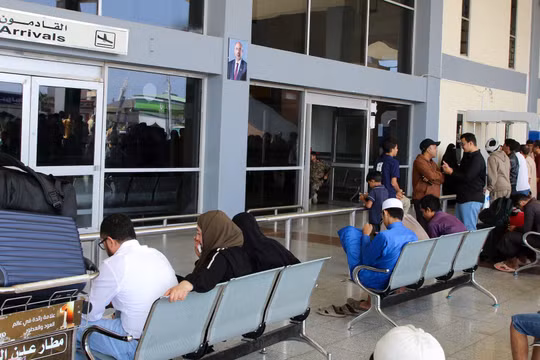 Nóng: Houthi tấn công sân bay Aden của Yemen sau cảnh báo sơ tán
